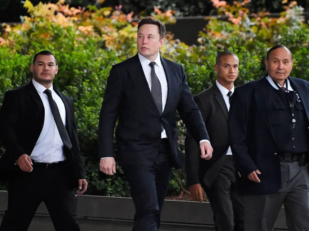 马斯克冷白皮大肚腩辣眼睛！嘲比尔盖茨身材不好的他，原来是垫底