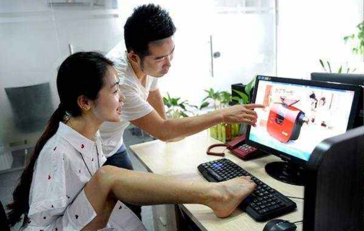 “折翼天使”杨佩：9岁失去双臂，23岁一夜爆红，如今身价上千万