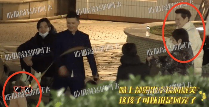 向太一家五口外出就餐，郭碧婷向佐牵手走出，女儿扎冲天辫萌态足