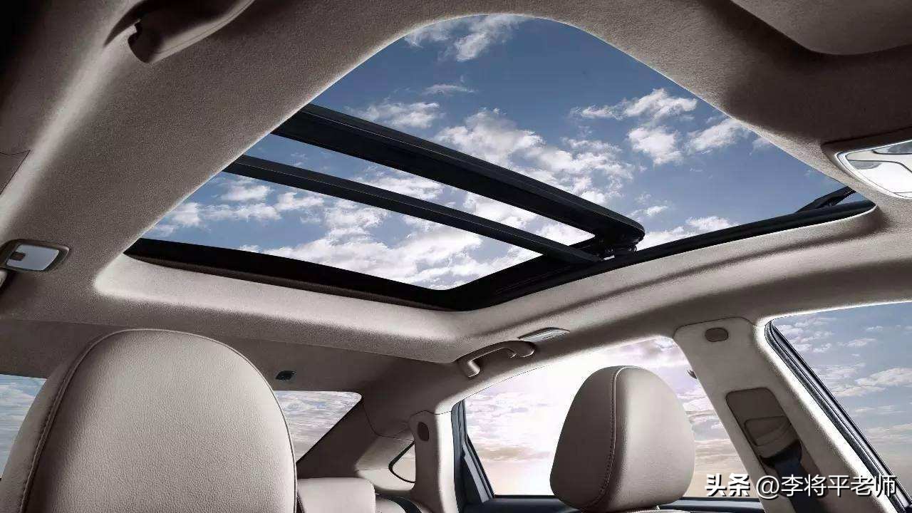 倒水打伞贴报纸，新能源车的天幕玻璃为何这么坑？车企：省钱啊