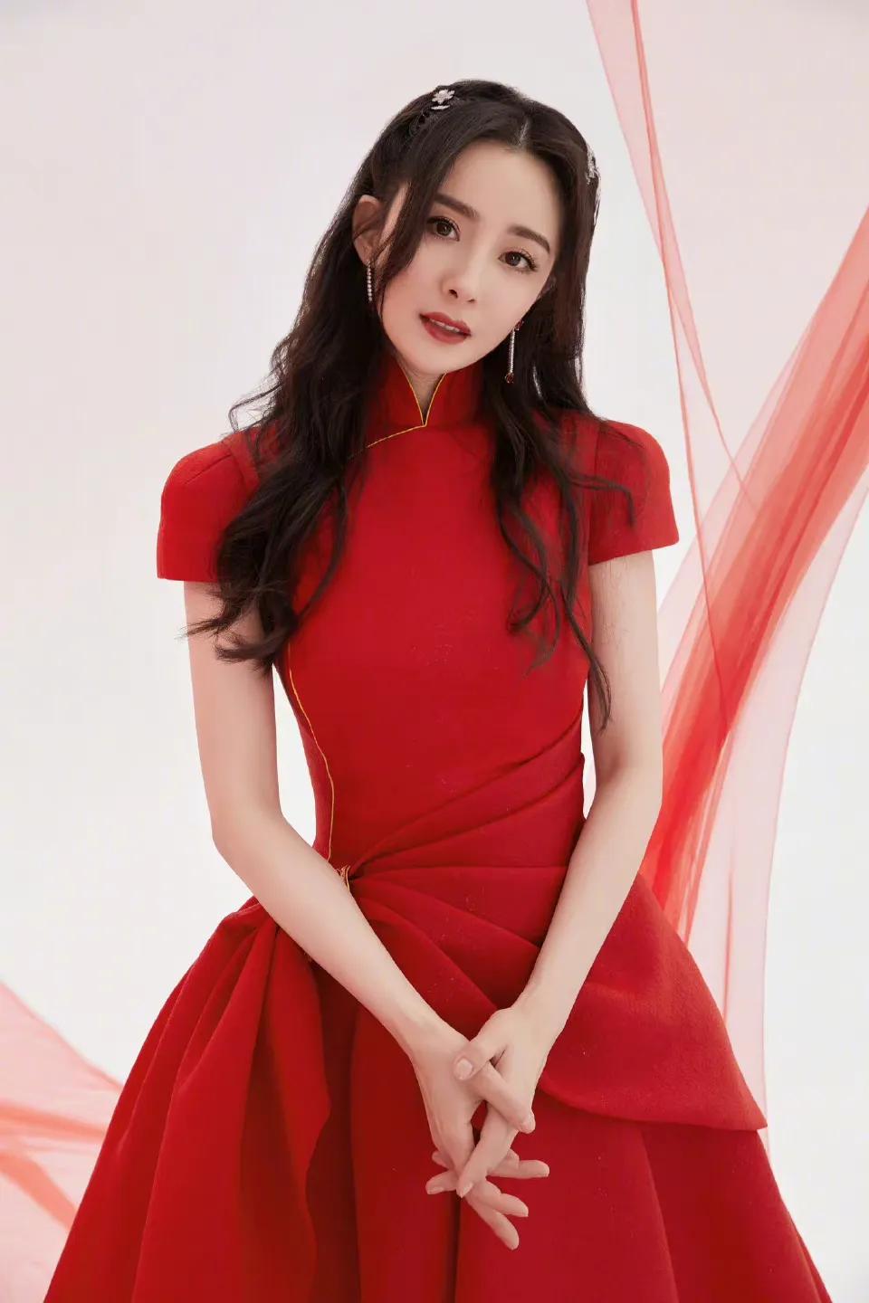 红衣杨幂与白衣迪丽热巴