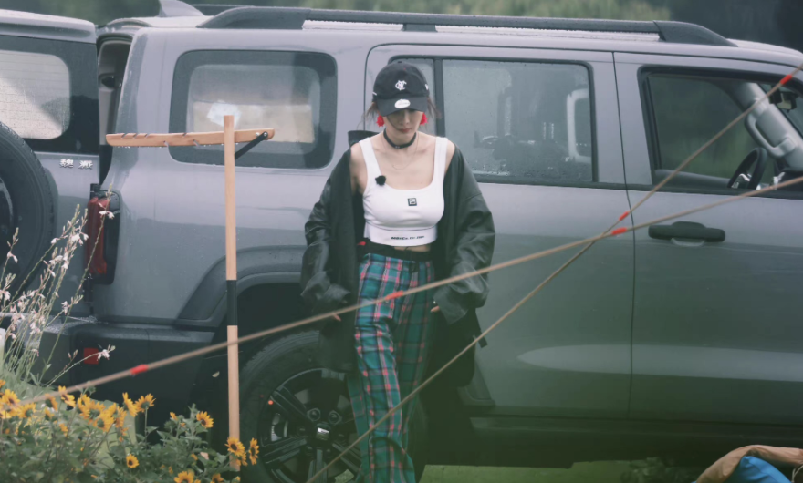 杨幂花儿与少年路透，白色吊带尽显好身材，果然辣妈无疑