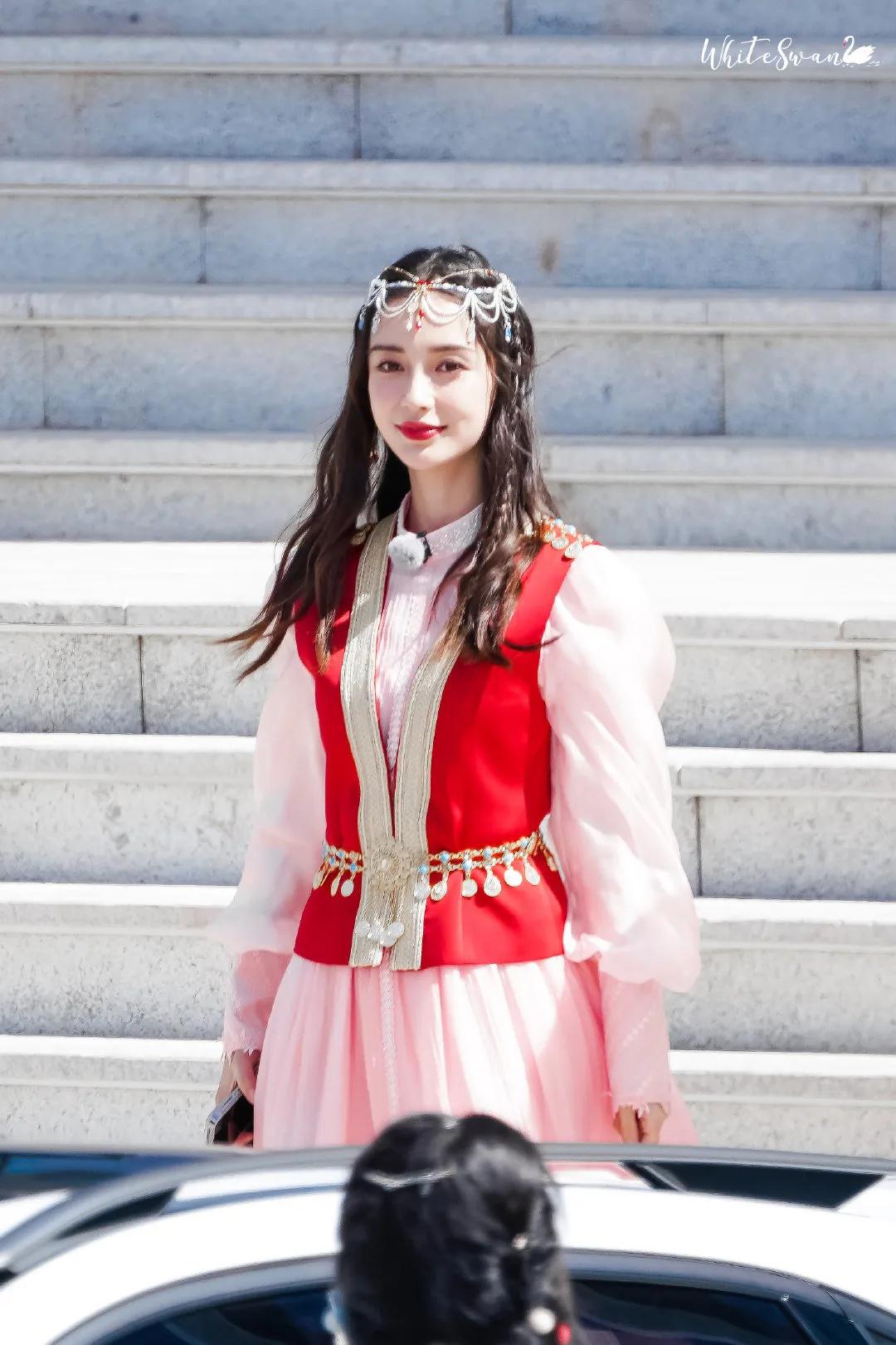 综艺《奔跑吧》直播截图中的baby小姐姐和新疆路透哦