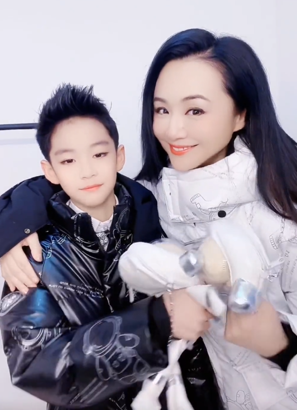 曹颖10岁儿子颜值太高，大眼睛比女生还漂亮，长相酷似妈妈