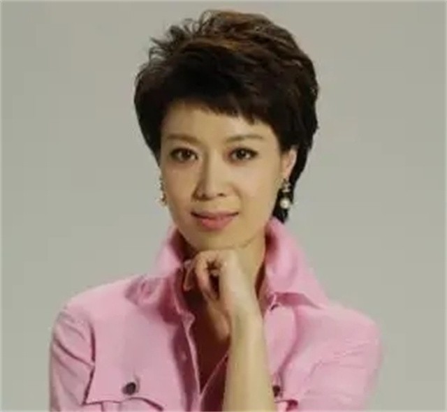 48岁央视主持李文静，戴假发10多年，与老公一直坚持成为丁克一族