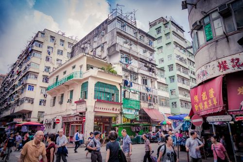 香港女尼姑把寺庙当摇钱树，还效仿古人金屋藏娇，住别墅开豪车