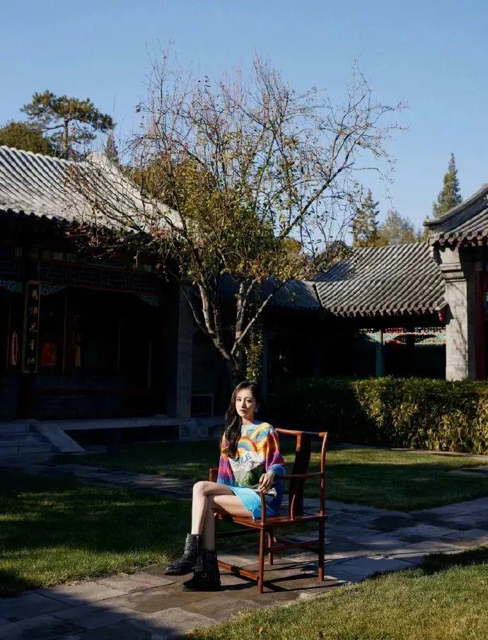 金晨少有的粉色西服套裙干练有型，杨幂彩虹针织毛衣温婉典雅