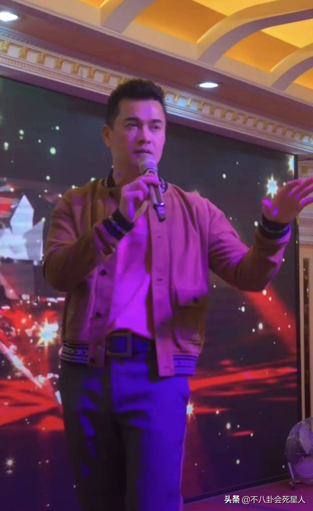 落魄商演，千元付费聊天，这些港星在内地表面缺钱，实际身家不菲