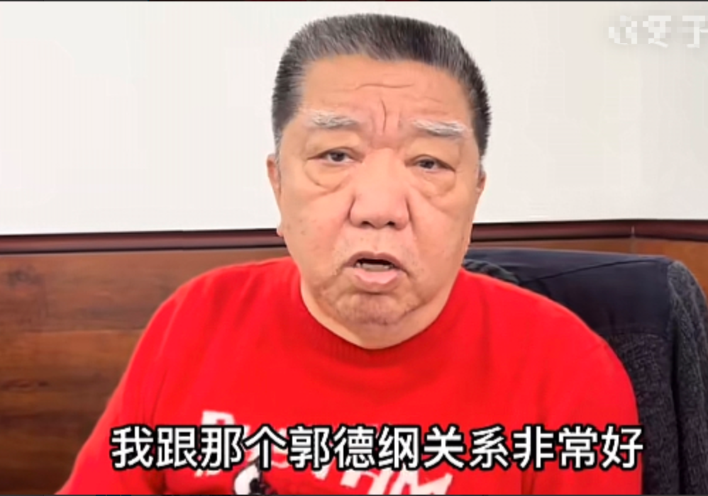 72歲相聲名家孟凡貴罕見出鏡，頭發眉毛花白，首談與郭德綱傳聞