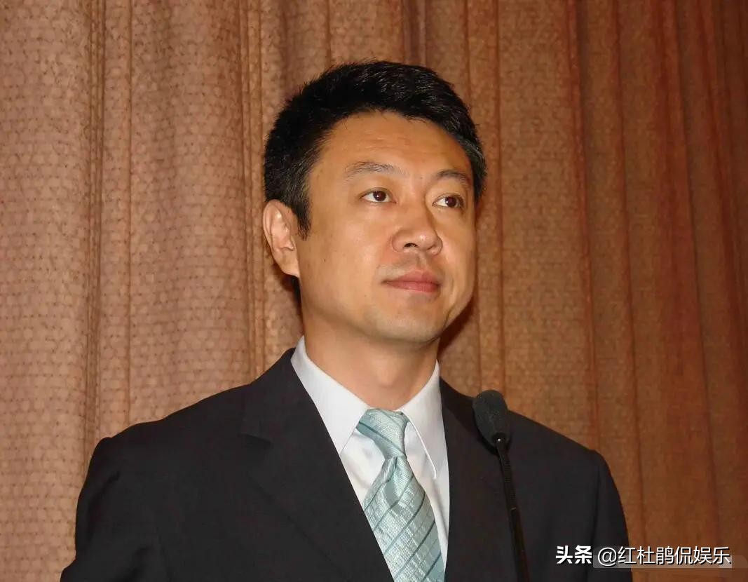 歌唱家哈辉晒全家福，一双儿女可爱颜值高，老公杨柳胡子花白抢眼