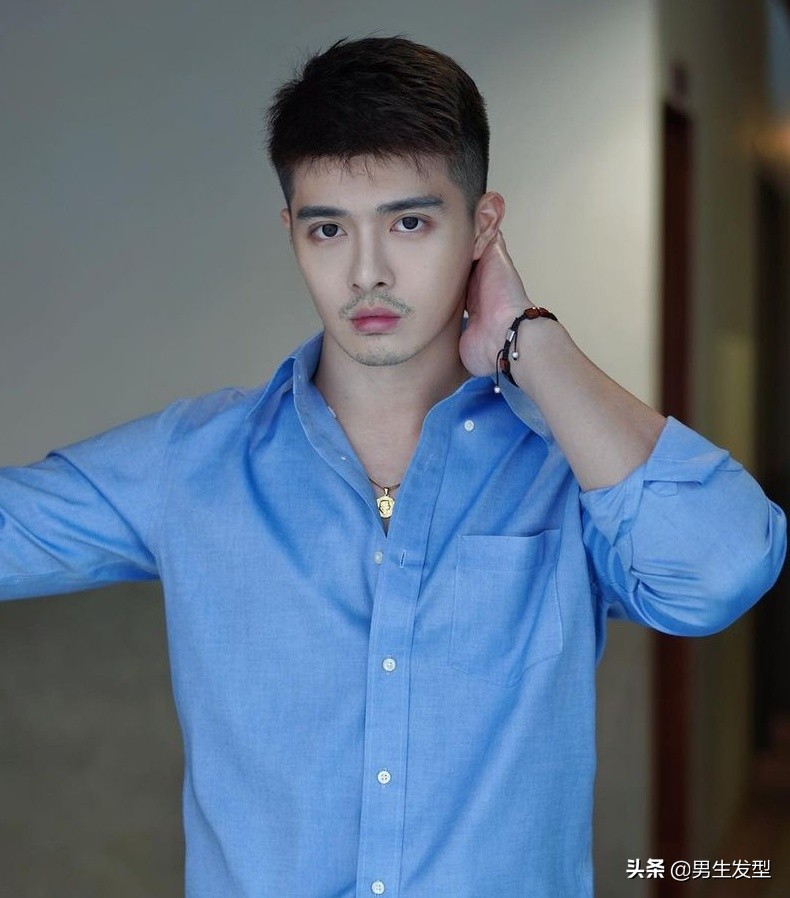 男生“露额”发型阳光帅气，今年剪这3款很好看