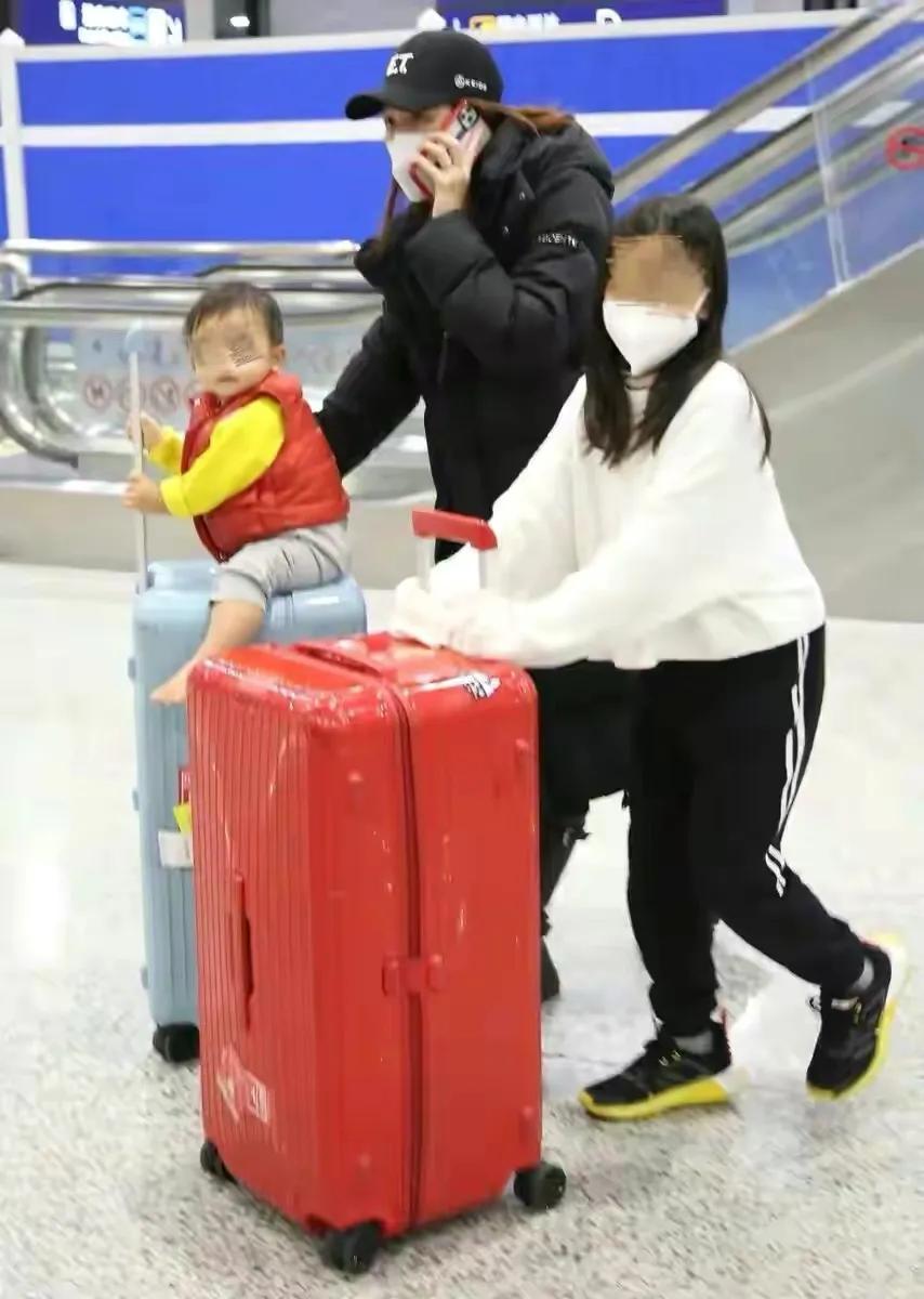 蔡少芬带三娃出行好操心，2岁儿子坐婴儿车超酷，俩女儿乖巧懂事