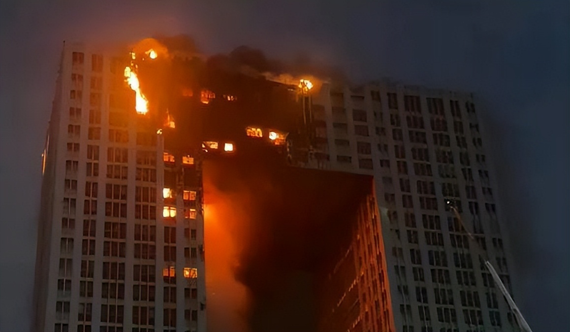 当高层住宅着火时，15层以上灭火难度高，逃生该向上还是向下跑？