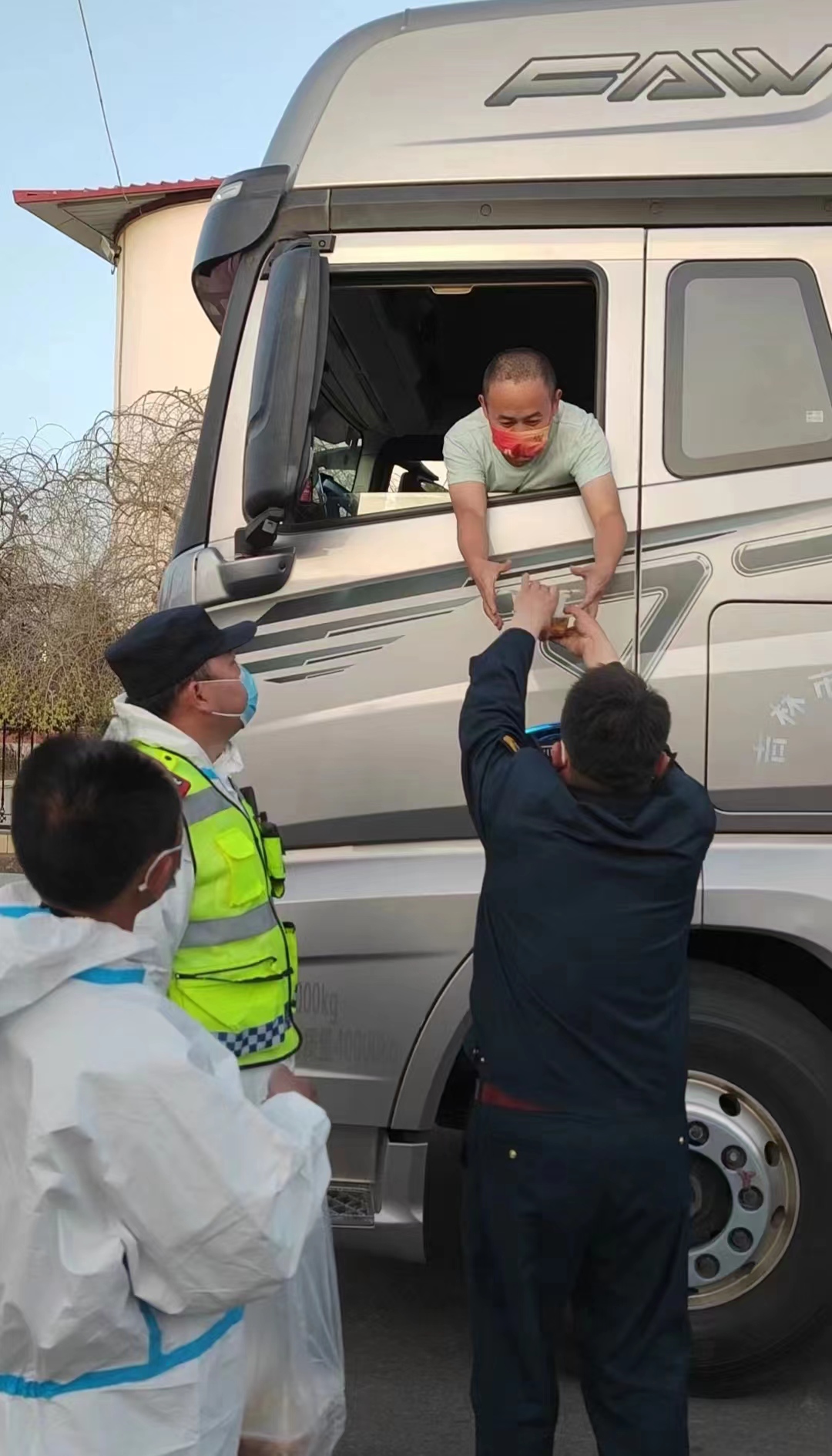 民警心系滞留司机 送饭情暖抗疫一线