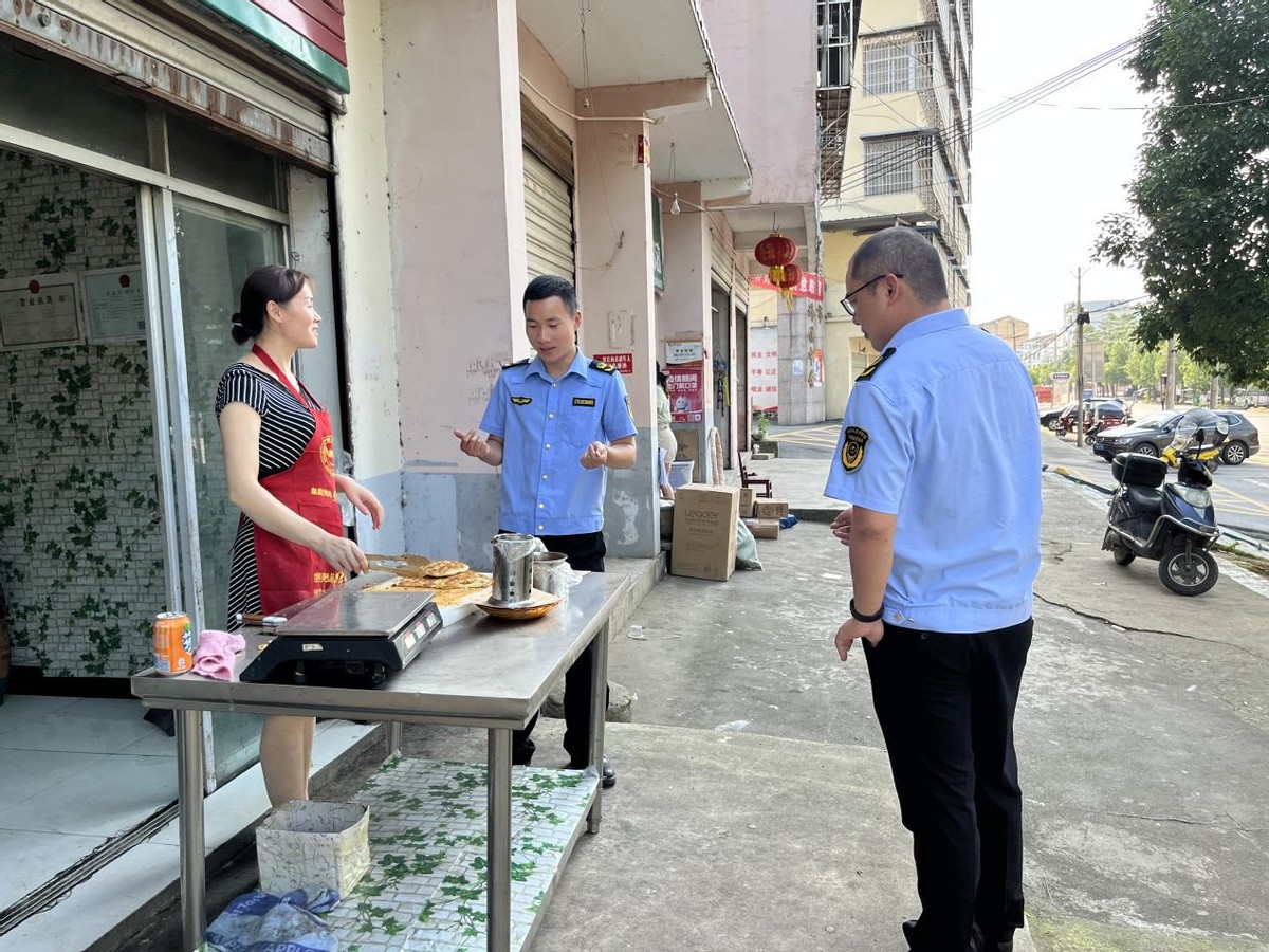 察民情解民憂 赤壁市市場(chǎng)監(jiān)管局與校園周邊經(jīng)營(yíng)戶共建文明環(huán)境