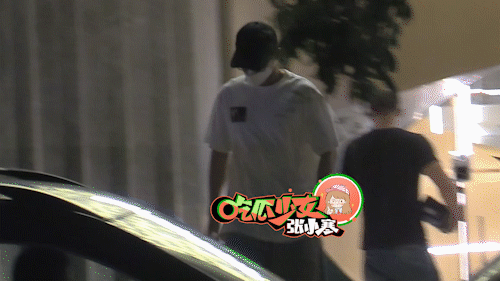 肖战独自一人吃火锅