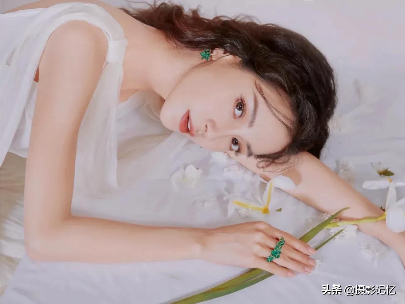 杨颖：其姊字惠芳，面目粲如画