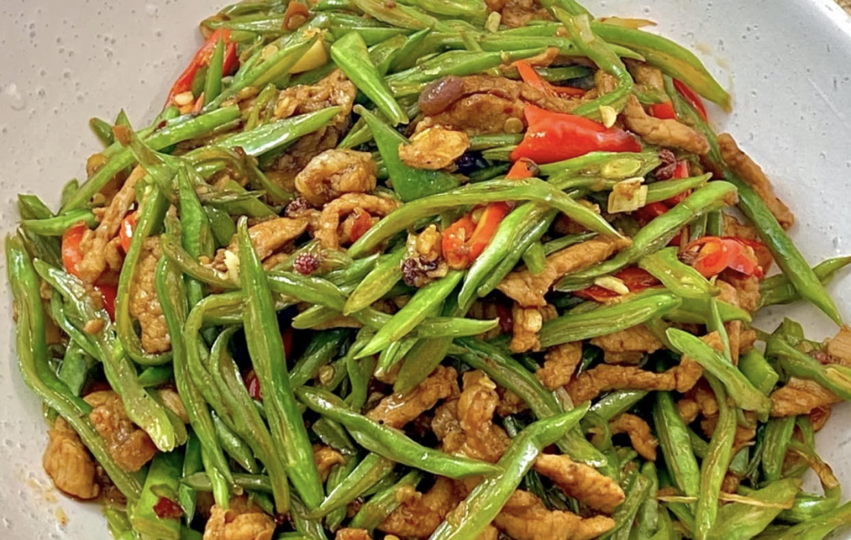 芸豆角,猪后腿肉,蒜,姜丝,小米椒1,切好的豆角撒盐抓匀,会更脆.