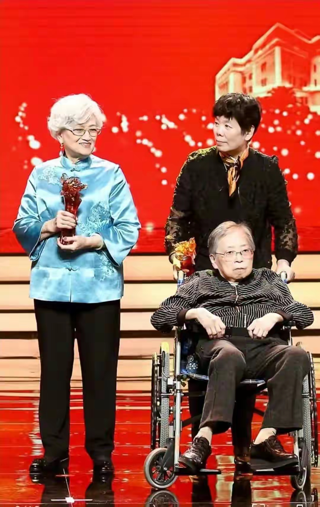 94岁“林妹妹”优雅老去，一头银发配一身唐装，气质依然优雅高贵