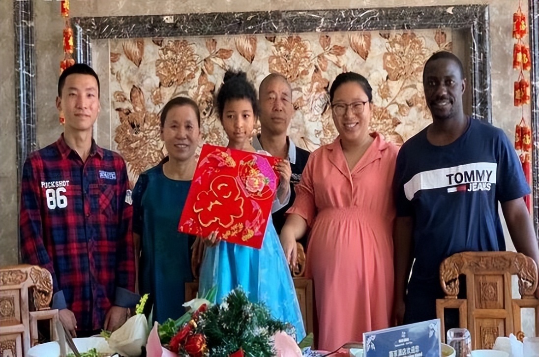 2015年河南女大学生嫁非洲生2娃，老公是皇室后代，丈母娘很满意