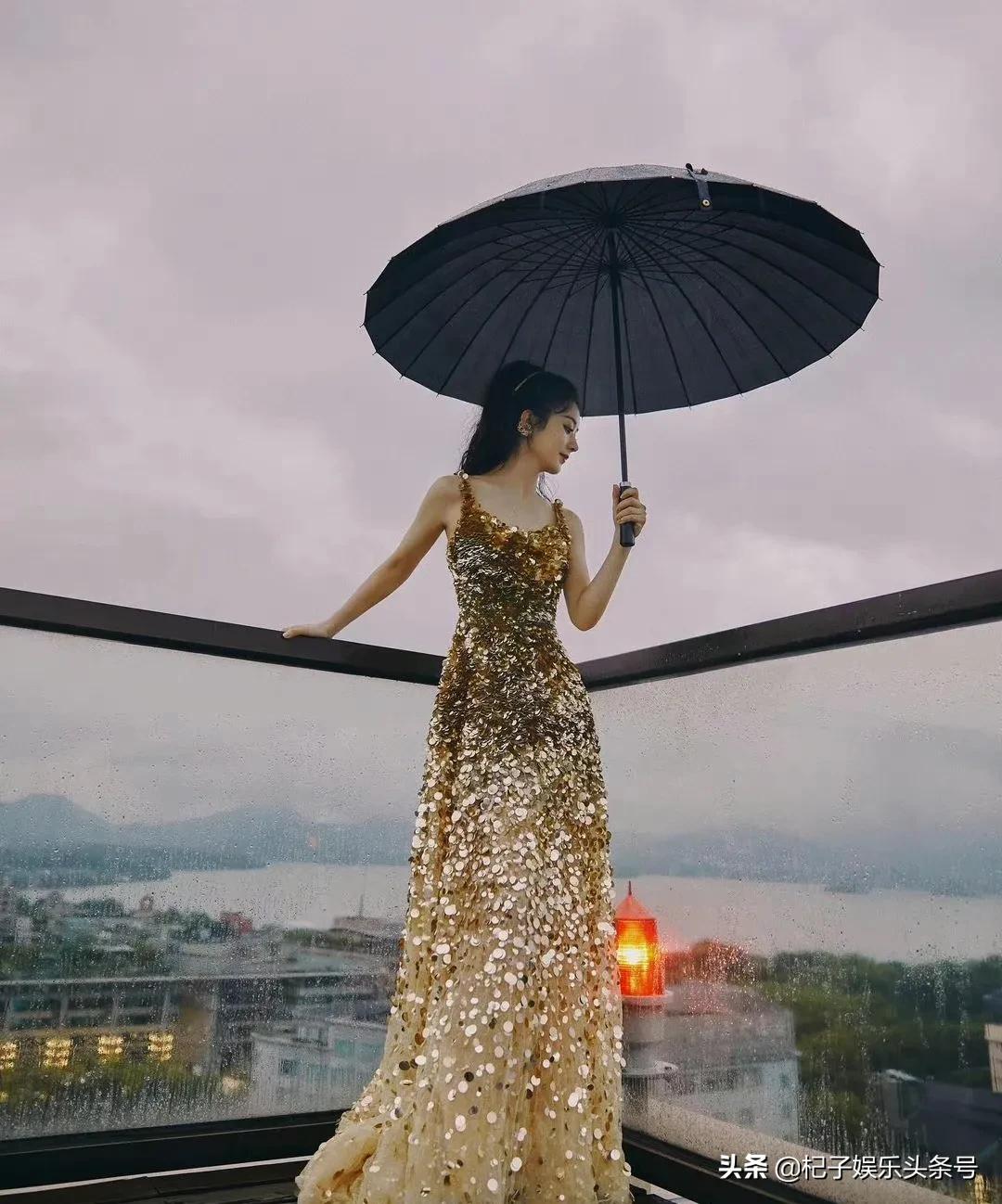 赵丽颖一身鎏金亮片礼服，梦回金鹰女神