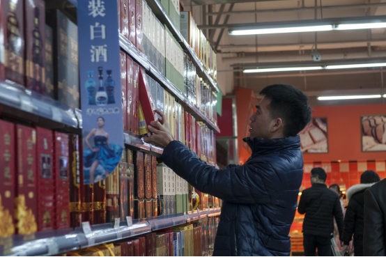 去超市买白酒,一定要擦亮眼睛,遇到这2种"伪装酒",转头快走