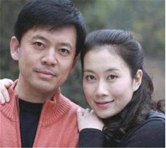 何政军妻子范雨(演员何政军，去云南拍戏时捡到一个老婆，结婚27年零绯闻)