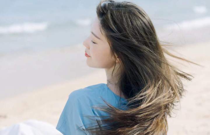 拍照顯臉小的方法，都很簡單易學(xué)，給女朋友拍照一定要學(xué)會