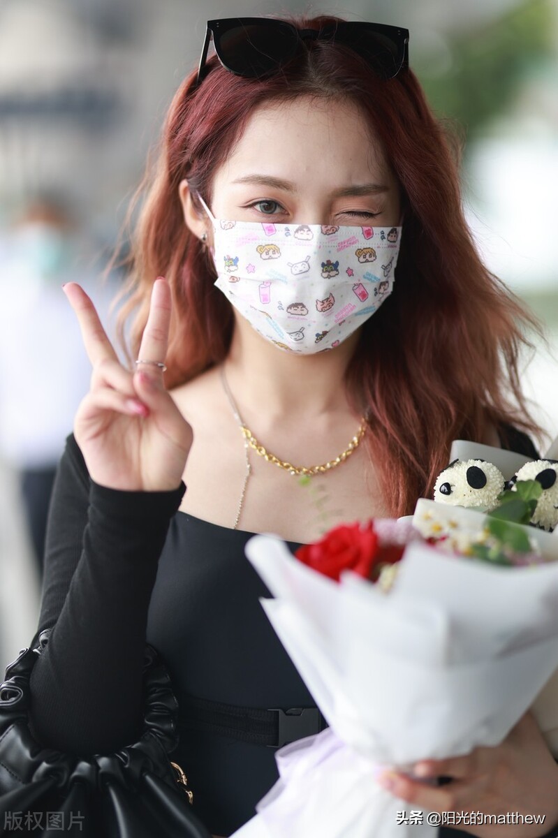 符雅凝金色长发时尚亮丽，对镜比V更活泼俏皮