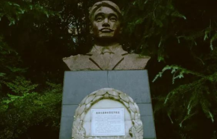 1999年，山东小伙以1敌7身中27刀牺牲，死后身上血衣成一级文物