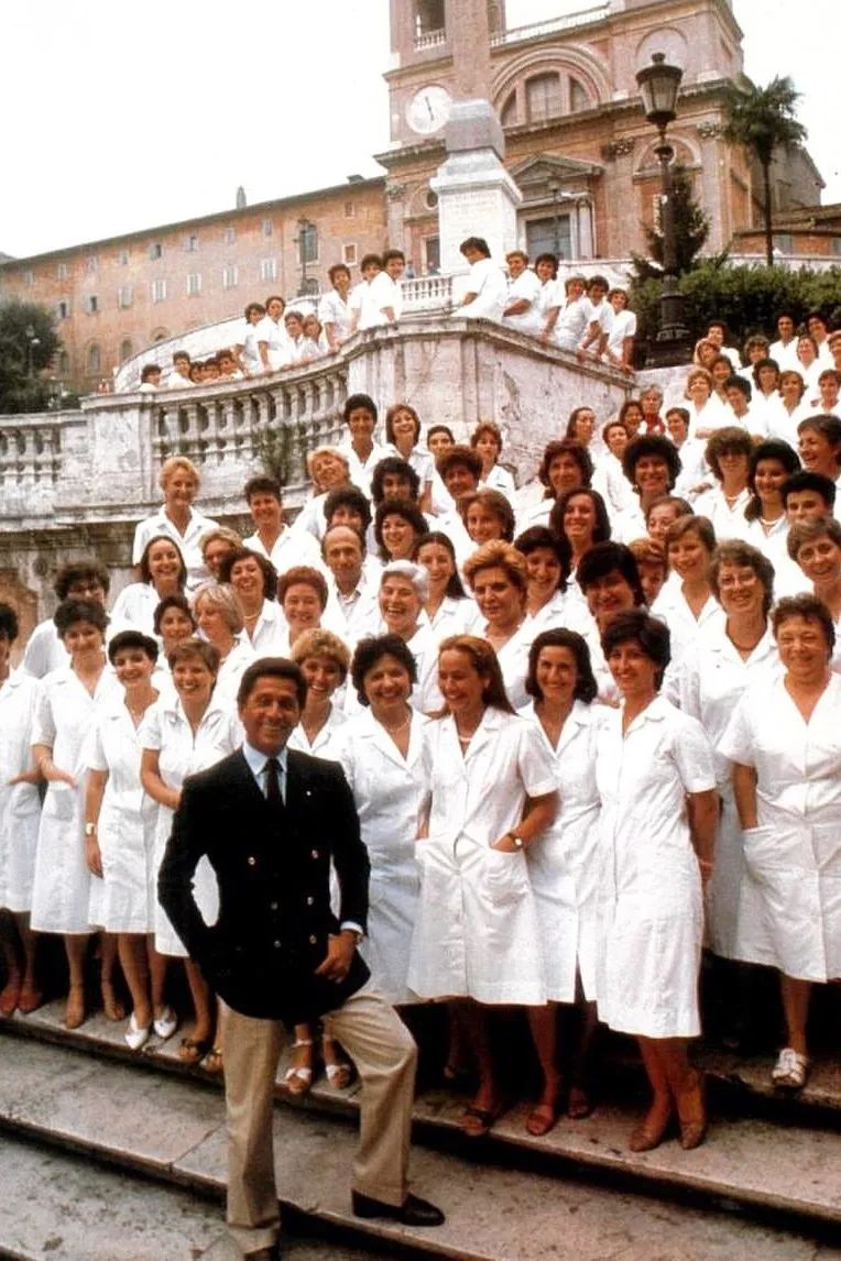 这场秀是致敬过去的大秀,当年品牌创始人 valentino garavani(瓦伦