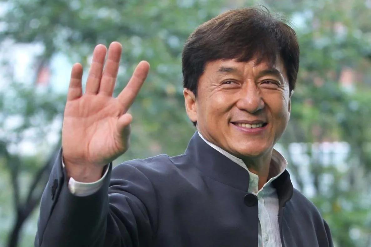 成龙在国外到底多有面子，荷兰市长给他当群演，借核动力航母拍戏