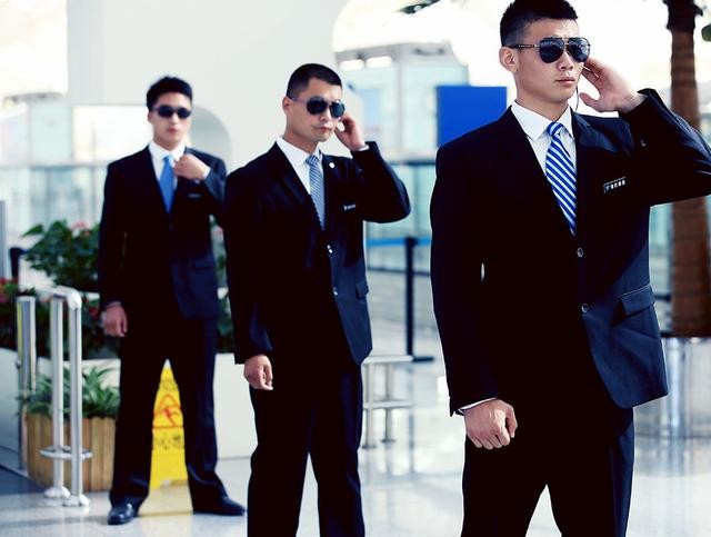 美女保镖吸引29万粉丝，年薪36万，富商老板一次小费超一个月工资