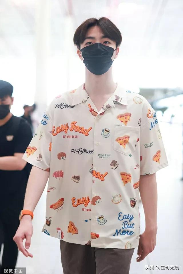 陈立农机场出发少年感满满 穿印花衬衫个性十足