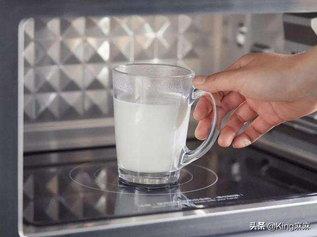 热牛奶，用微波炉还是用开水烫？牢记3不能，为了健康，别做错了