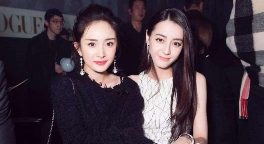 杨幂穿抹胸长裙亮相，露精致曲线蚂蚁腰，与小6岁热巴站着如姐妹