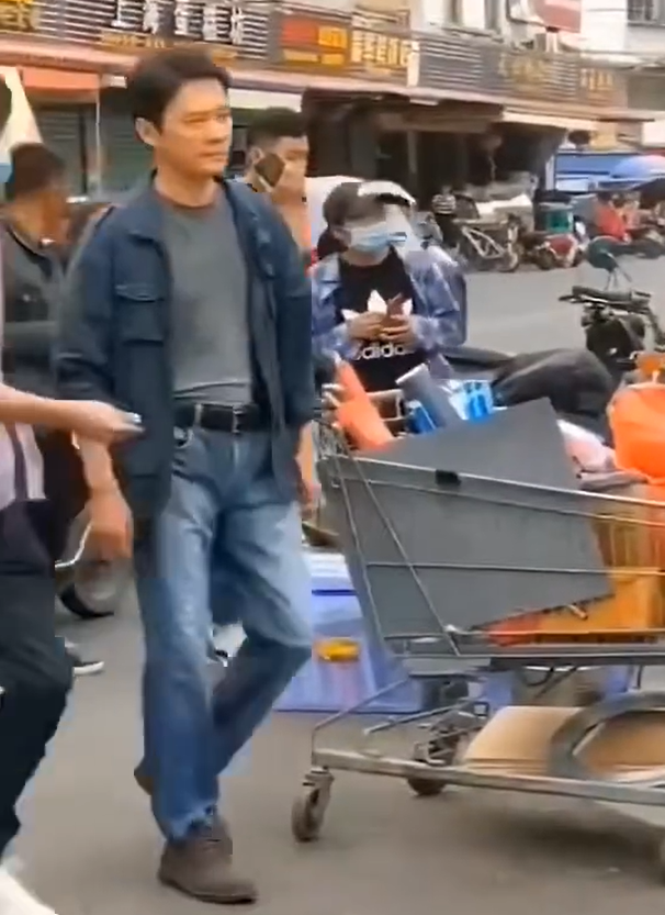 Baby菜市场拍戏被偶遇!光腿抱个大热水袋,颜值太高被路人盯着看