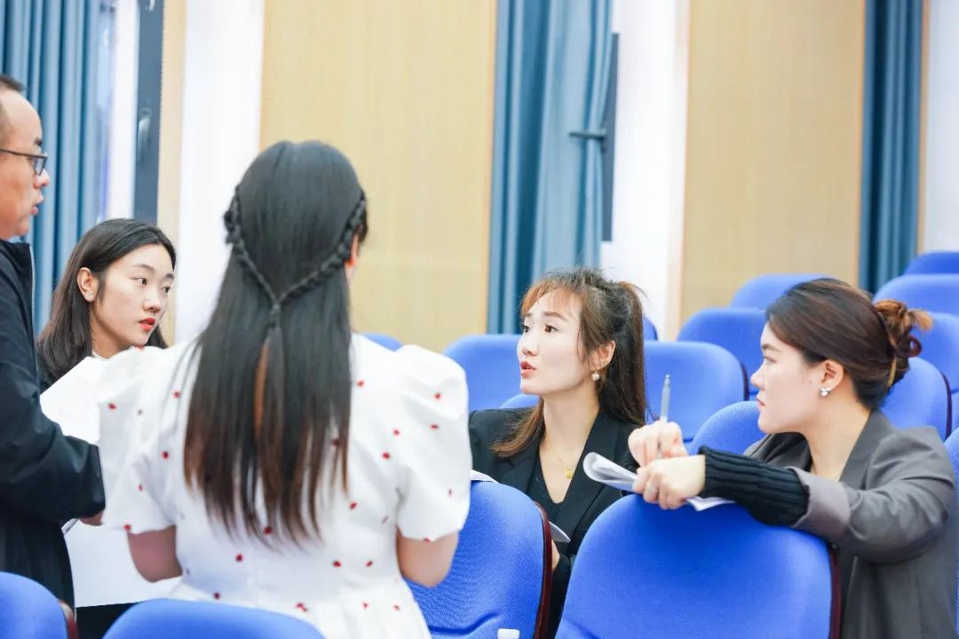 陈锋校长及音乐教研组教师参与区名师夏加强工作室课例研讨活动