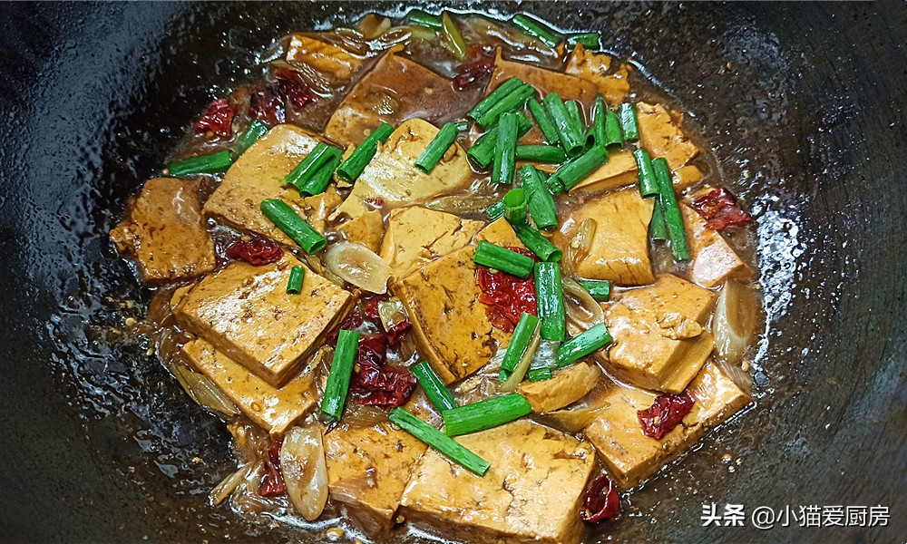 我家最馋豆腐的这种做法，制作简单，出锅葱香浓郁入味，下饭解馋