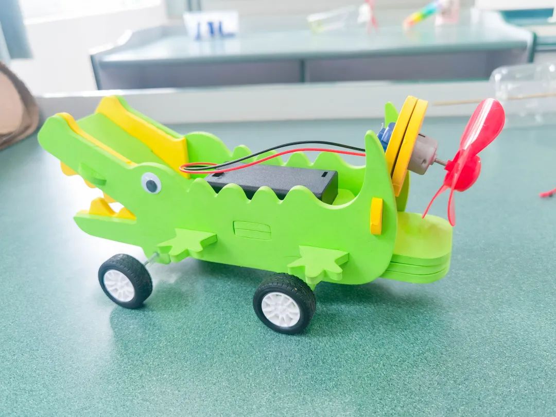 黄甲小学开展“人人参与科技节，我的科技节我做主”科技节活动