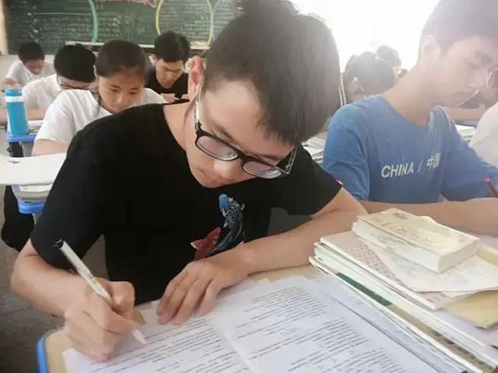 “寒门学子”江群：一家6口靠母亲养活，高考681分圆梦清华