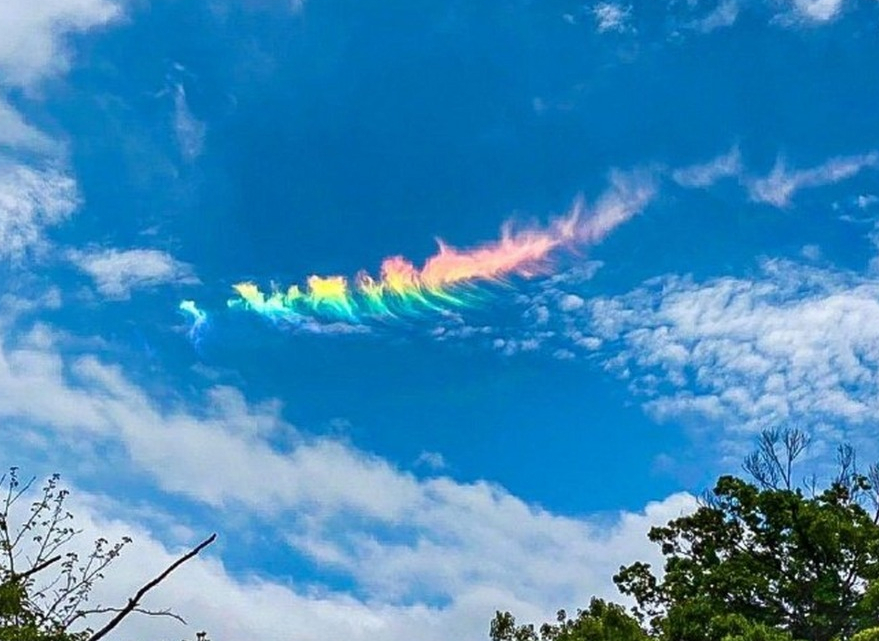 北京上空出现"七彩祥云",不是彩虹,到底怎么回事?