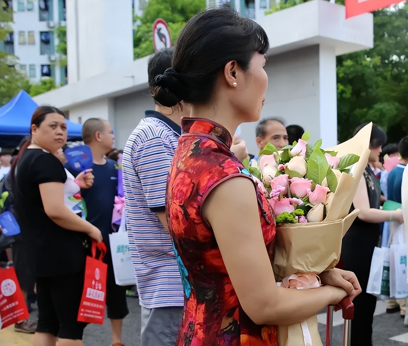孩子高考，家长用不用准备旗袍和鲜花，老师直言不是你想的那样