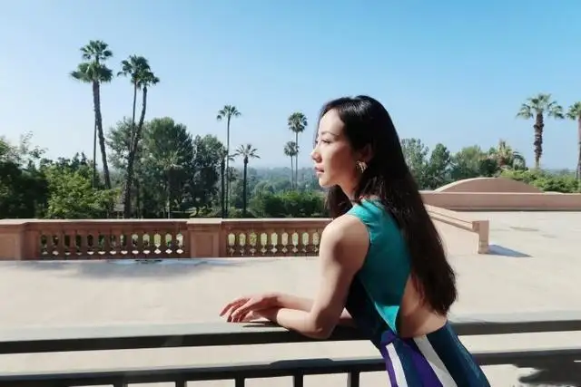 跟踪狂、翻垃圾、闻口罩、跟人形立板结婚…病态式追星该治治了