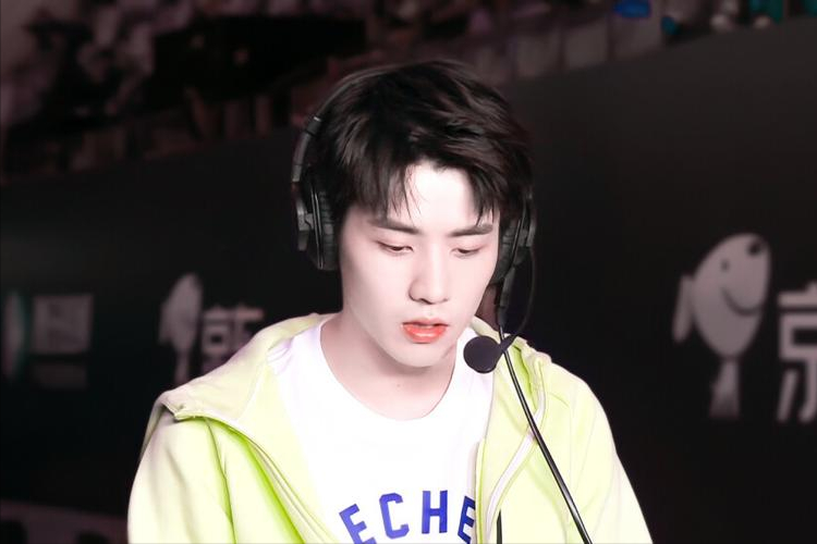 做核酸随意插队，事后卖惨装病搞特殊，任豪塌房多次怎么还不凉？