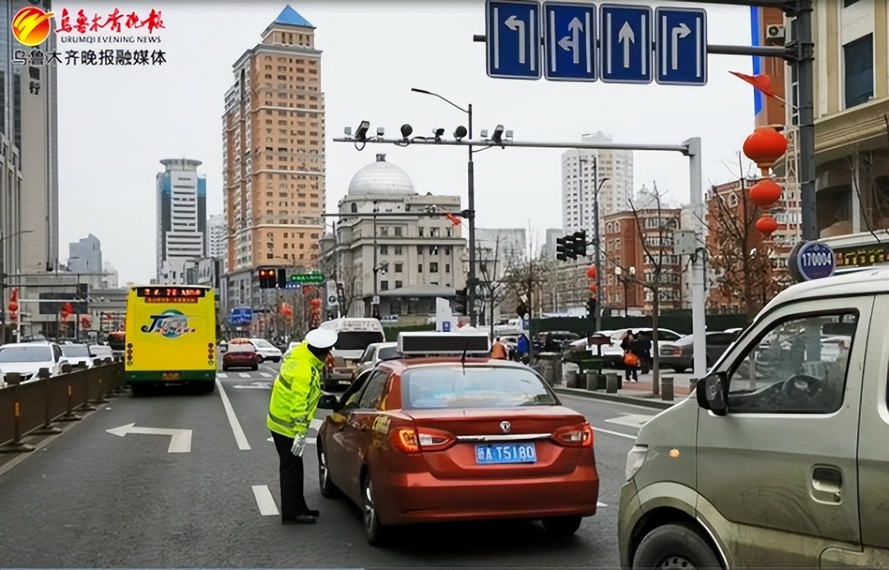 注意！解放南路与龙泉街交会口南向北新增左转道