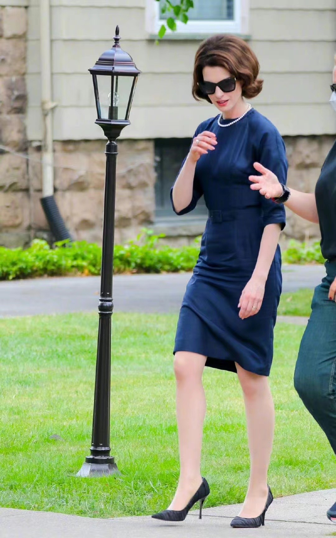 安妮海瑟薇打破白人易老传闻！新照穿裙子勒出小蛮腰，名媛范绝了