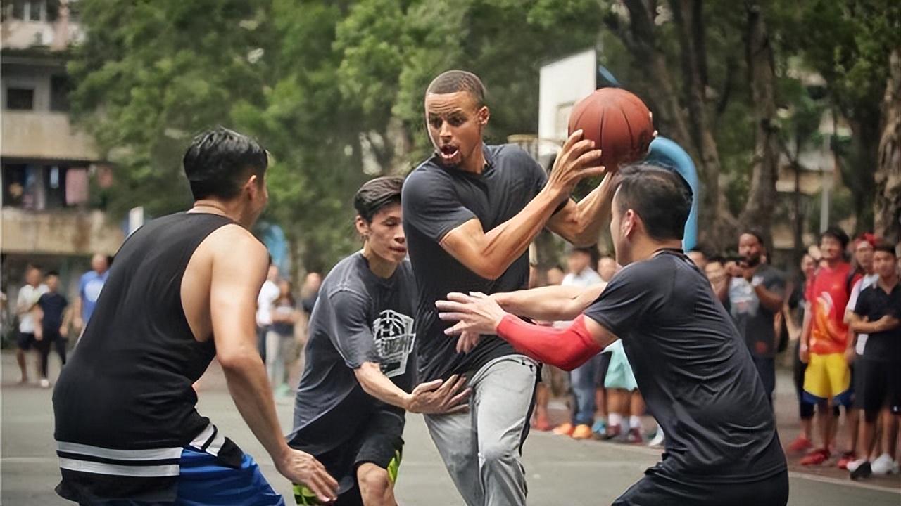 c罗为什么不和nba合照(别和NBA球星合照！在亚当斯面前C罗像是小弟，库里到野球场成中锋)