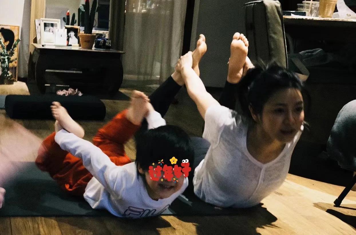 陈妍希和儿子做亲子瑜伽，小星星配合妈妈做高难度动作，互动默契