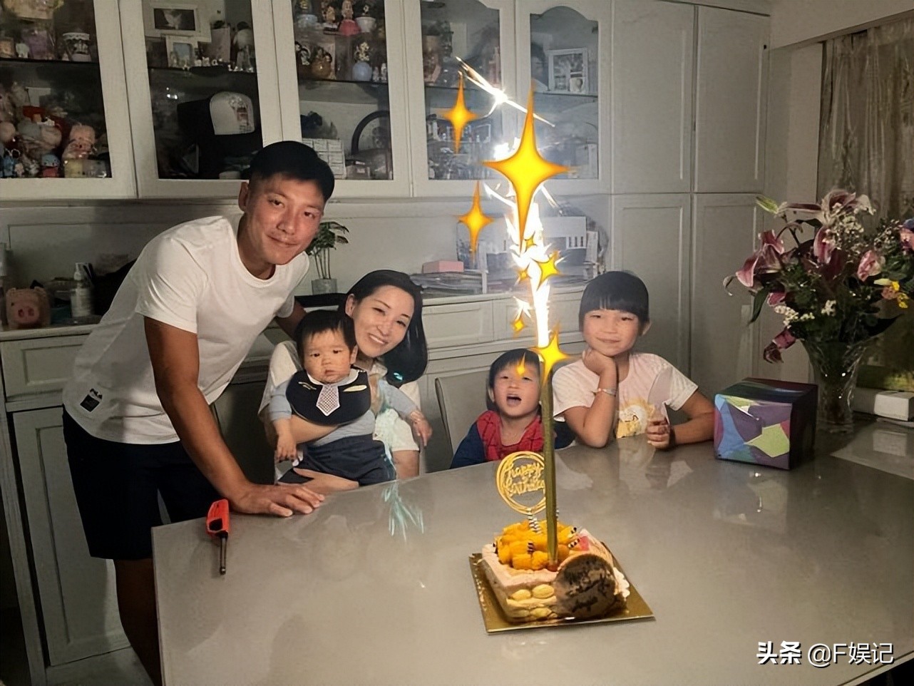 TVB男艺人张颖康一家人为太太庆生 主动亲吻麦雅致脸颊很恩爱